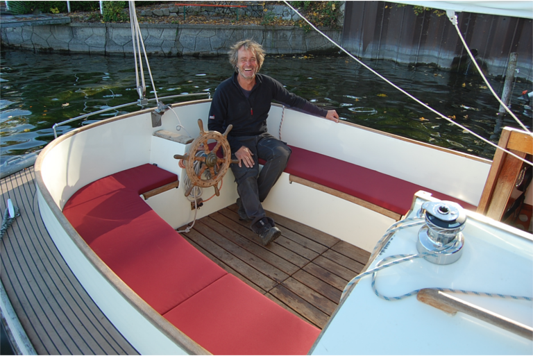 Bootsbaumeister Stephan Fischer (Marina Bernried) mit den neuen Polstern für seine "Molly Malone"